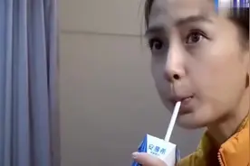 baby喝酸奶居然喝出线索，节目组脑洞真大，综艺节目拍成谍战片！视频封面