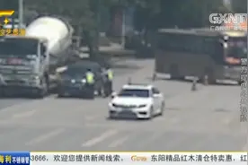 百色男子无证开报废车上路，遇上民警疯狂冲卡逃离，还将辅警刮伤视频封面