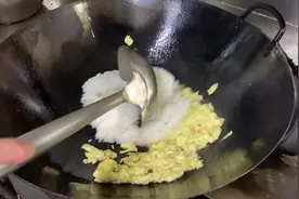 看酒店大厨是如何做蛋炒饭，这厨艺太棒了视频封面