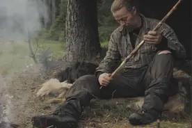 荒野求生挑战 -- 男子野外自制工具钻木取火，户外爱好者的技能视频封面