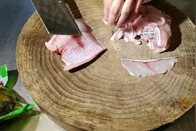 用黑鱼做酸菜鱼，大厨讲解用黑鱼如何片出薄如纸的鱼片，汤汁浓白视频封面