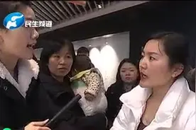 郑州一女子买金手镯佩戴六小时就出现掉色，记者采访结束后被阻挠视频封面