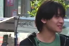 桐昊昊短视频爆笑集锦，假装跟外卖小哥认识，外卖小哥笑的可真甜视频封面