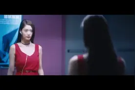 美女对着单透玻璃大胆热舞，没想到对面竟然有个偷窥者！视频封面