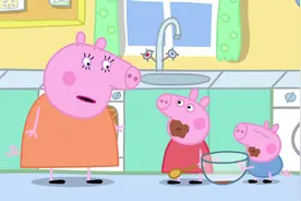 小猪佩奇：佩奇和乔治真搞笑啊，一个舔勺子一个舔碗底，哈哈