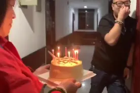 两口子给兄弟过生日，“骗开门”，兄弟没穿裤子 好尴尬视频封面