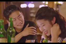 女孩醉酒躺酒吧门口不省人事，陌生男子假扮熟人将其带走视频封面