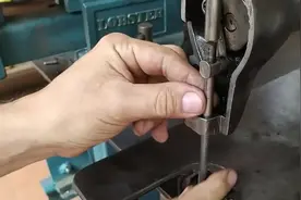 旧缝纫机改造成木工电锯 ，切割锯用于镶嵌或拼图视频封面