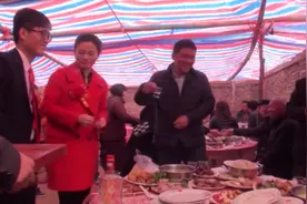 小伙子结婚，敬酒的时候拿可乐当酒，还不给倒满，太小气了视频封面