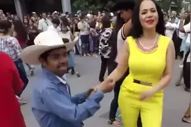 为什么老外的广场舞都这么性感，难道是文化差异吗，有点猜不懂！