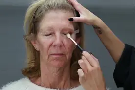 老太太化妆的过程，画完以后，年轻很多啊视频封面