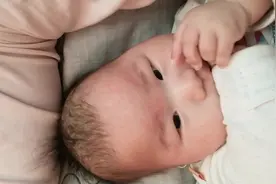 二胎宝妈：给三个月宝宝吃母乳反而被嫌弃，还没有他的小手好吃呢视频封面