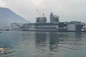 意大利海军“的里雅斯特”号两栖攻击舰舾装最新进展视频封面