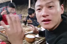 斗鱼339户外慌张吃烤鱼，感觉也太香了吧，我饿了视频封面
