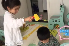 3岁龙凤宝宝螺旋积木的拼搭教程来啦！兄妹俩玩得不亦乐乎！