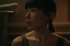 怀孕老师上课突然破羊水即将生产，怎料丈夫却在家睡大觉视频封面