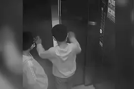 危险！2名熊孩子扒停电梯被卡，一男童脚悬空仅靠头支撑视频封面