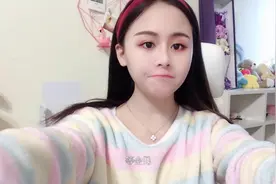 长沙美女上播前化妆，女主播的素颜你见过吗？太清纯了吧！视频封面