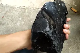 石友发来一块黑色石头 第一见 玻璃原矿石黑金石黑曜石还是合成？