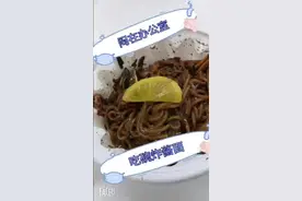 躲在办公室吃炸酱面，韩国疫情啊，怕怕的，今天破6000了.....