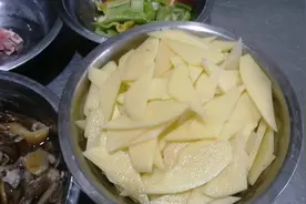 松茸菇炒土豆片，应不应该过油？看饭店大厨炒完，知道该怎么做了视频封面