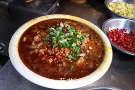 水煮肉片的肉要不要过油，看川菜厨师的操作，这也行