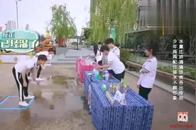 泼水游戏，王俊凯一桶水上来，任嘉伦整个人都惊到了！视频封面