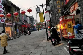 连云港的夜市小吃街——盐河巷，冬天的街道太冷清了，什么原因？视频封面