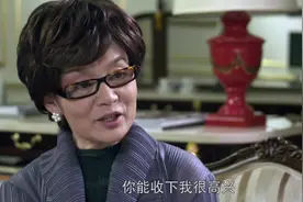 冬暖花会开：贵妇人送给穷女孩一份入学礼物，穷女孩感到非常惊喜视频封面