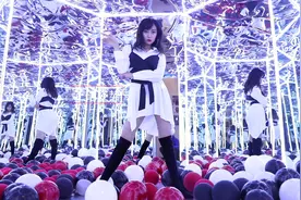 美女老师教你摆pose,坐小猪马桶拍照，这种拍法还是头次见到！