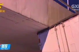 南宁：货车误闯非机动车道，为避让电动车，不慎被卡桥下动弹不得