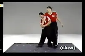 旅美武术师杨俊敏擒拿教学4：肩擒拿，5种简单招式轻松让敌屈服视频封面