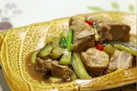 茄子的最新做法，大厨教你做脊骨炖茄子，营养又美味视频封面