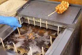 小伙校门口卖最新网红小吃，5元一个生意好到爆，半年就赚了20万视频封面