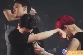 EXO演唱会上吴世勋背过身偷偷抹泪，这场面真的太诛心了视频封面