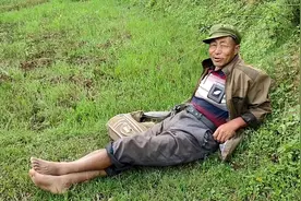 骑行云南喀斯特地貌，遇到一位放牛大爷，躺在潮湿的草丛上视频封面