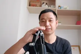 月入3万，做自媒体需要哪些设备，一部手机，两个支架即可！视频封面