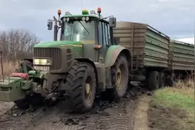实拍约翰迪尔6930拖拉机运输甜菜，油门踩到底在泥泞道路行驶视频封面