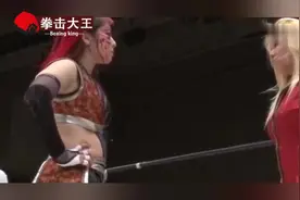 女子摔角表演变成真打，女子被打满脸血毁容，教练团急眼冲上擂台视频封面