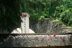 我国“最贵”将军墓，墓碑前茅台“堆积如山”，你知道是谁吗？视频封面
