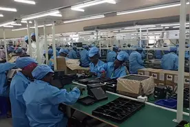 非洲手机工厂开始生产智能机，很多员工都说手机很好，想内部购买视频封面