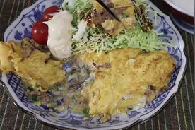 日本厨师烧制下饭小菜，秋刀鱼剔骨刷酱烤制加上煎蛋就是简单一餐