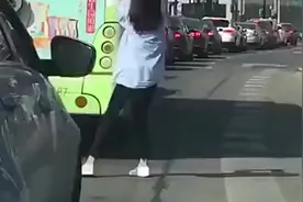 上海公交车女司机，一双腿 秒杀各省闺蜜团视频封面
