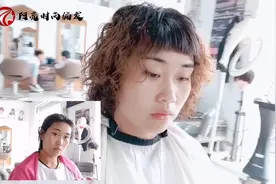 女生换了一款卷发后 时尚可爱又甜美 尤其是那个月牙刘海 真好看