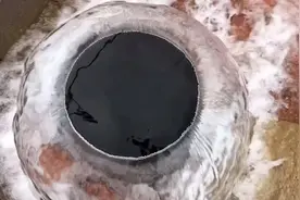 建昌县村民家中打出泉涌，乡政府人员协助封井设备，陆续抵达现场