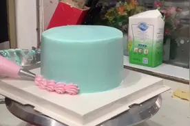 六寸简约款蛋糕 78去年流行的系列 估计看看吧 可简单啦 简单裱花视频封面