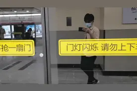 大学生坐地铁时都在干嘛？努力的人，都在利用时间提升自己！