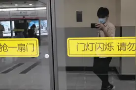 大学生坐地铁时都在干嘛？努力的人，都在利用时间提升自己！