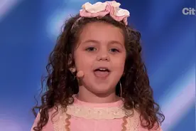 国外5岁的小女孩一首天籁之音征服了现场的评委和观众，萌萌哒视频封面