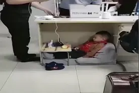 妈妈上夜班带孩子，小孩只能在桌子下面睡觉，太让人心疼了！视频封面